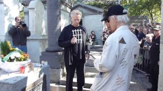 Ray Manzarek and Robby Krieger at Jim Morrisons Grave on 3rd July 2011  Père Lachaise [upl. by Magnum]